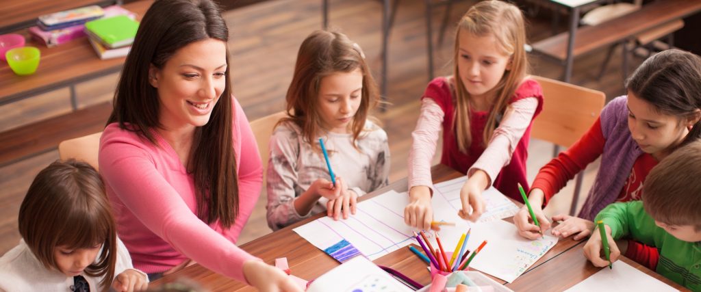 Children in elementary school on the workshop with their teacher